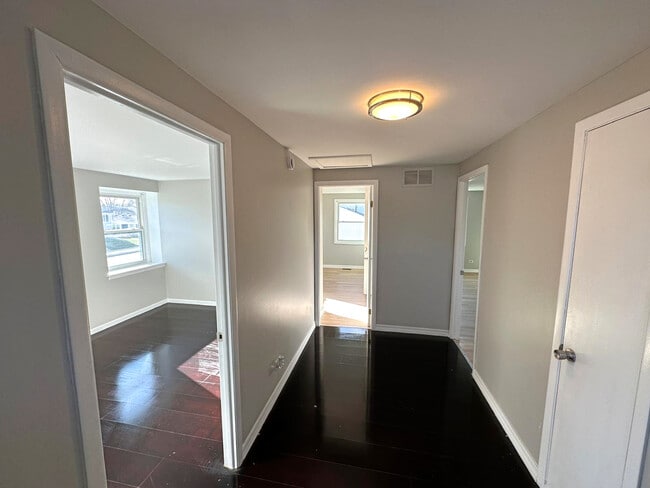 Building Photo - 908 Parker Dr