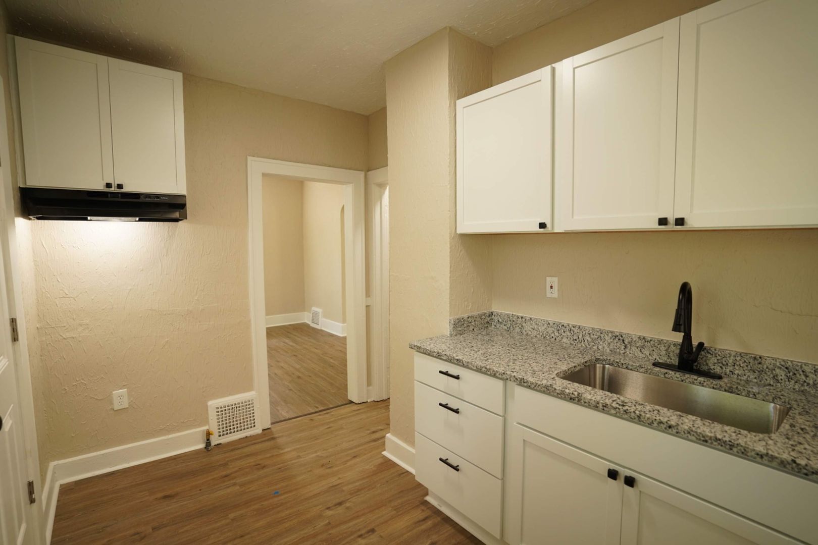 Building Photo - This beautifully updated 3-bedroom, 1-bath...