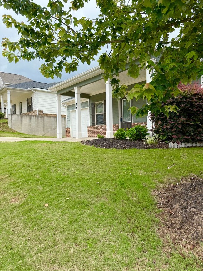 Building Photo - 3 Bedroom Craftsman!