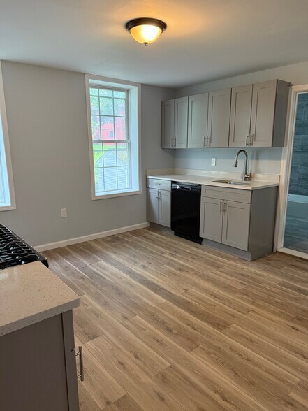 Primary Photo - 36 Vliet St