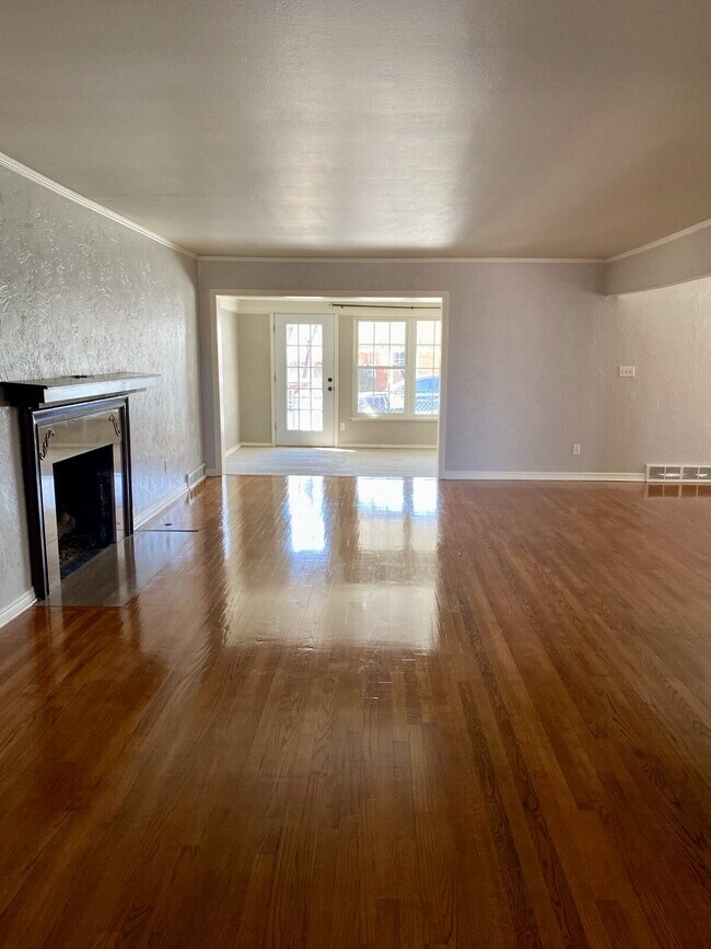 Building Photo - Charming 2 Bed, 2 Bath in Highly Sought-Af...