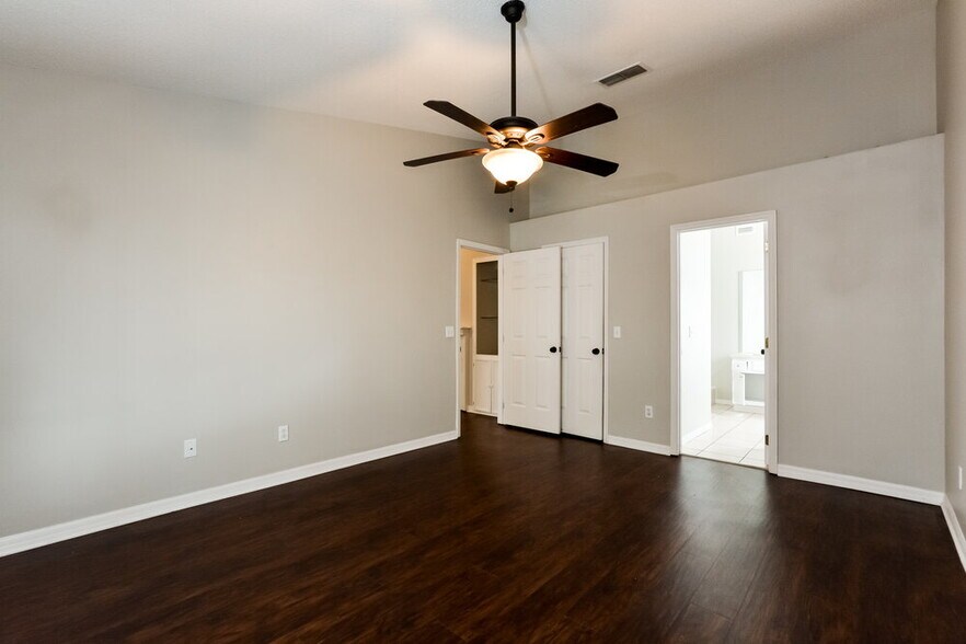 Building Photo - 622 Queensbridge Dr