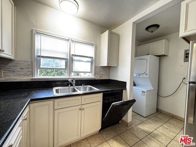 Building Photo - 1242 Edris Dr