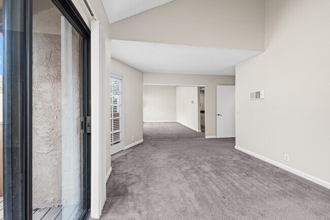 Building Photo - VIAS04