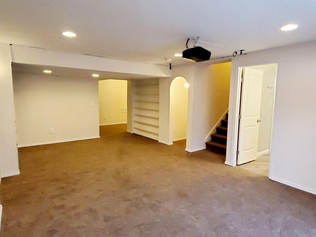 Building Photo - Great 3 Bd 3.5 Bath Condo 2 Car Garage