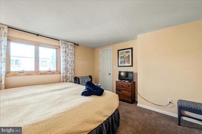 Building Photo - 31 Middle Village Way