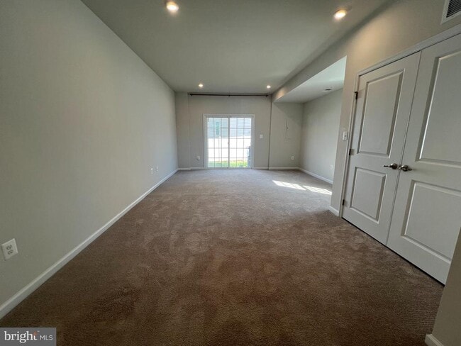 Building Photo - 526 River Crest Way