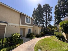 Building Photo - Beautiful 3 BD, 2.5 BA Townhome At The Gro...