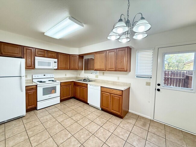 Building Photo - 2-bedroom, 2.5-bathroom condo close to downtown!