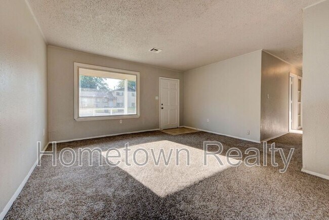Building Photo - 2401 Piccadilly Cir
