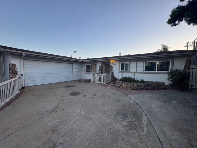 Building Photo - Remodeled 3 Bed / 2 Bath Single-Family Home | Garage, Big yard