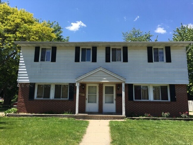 Primary Photo - 906-908 Peterson Street