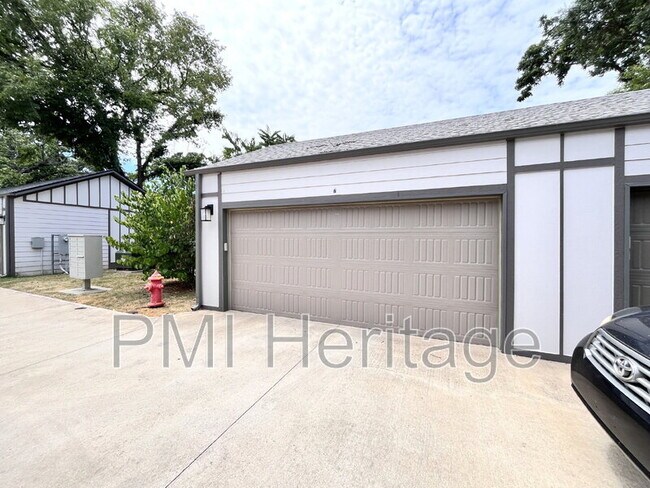 Building Photo - 418 NW Retreat Ln