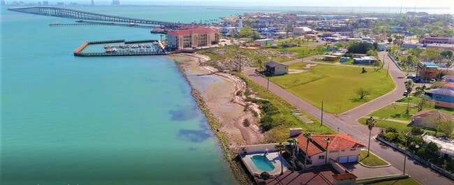 Building Photo - 602 N Shore Dr E