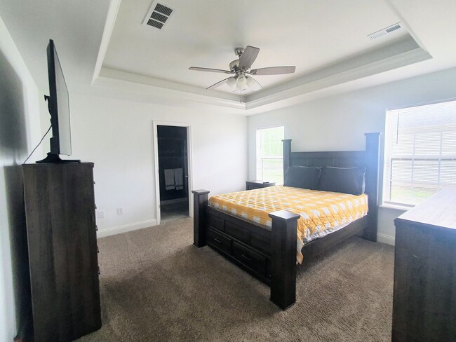 Building Photo - Beautiful home close to post