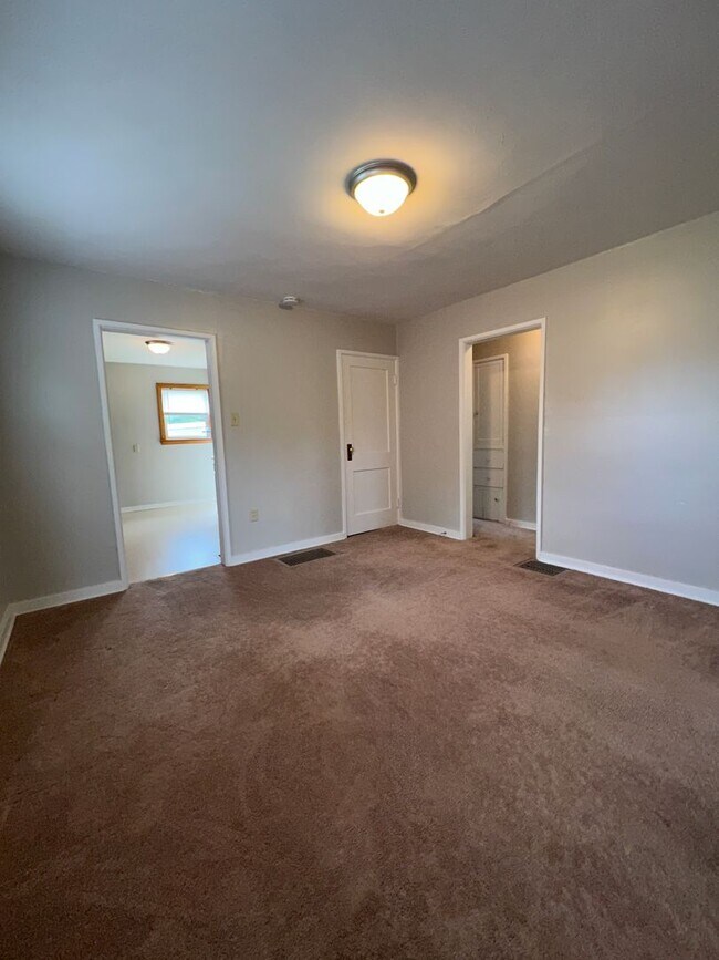 Building Photo - 1257 W 6th St