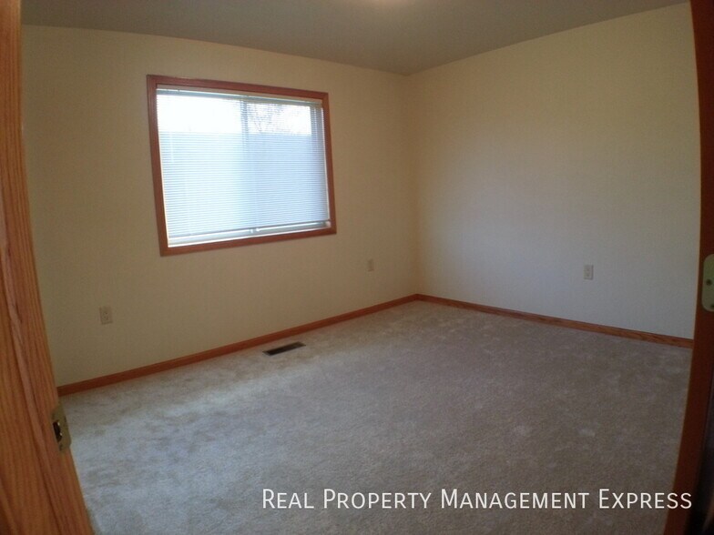 Building Photo - Cozy 2 Bedroom, 1 Bath Twin Home with 2 st...