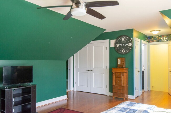 Building Photo - 6883 Birmingham Dr