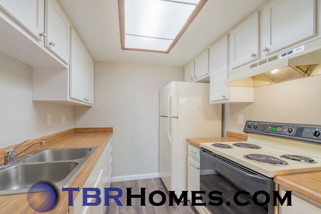 Building Photo - 7855 Barbara Ann Dr