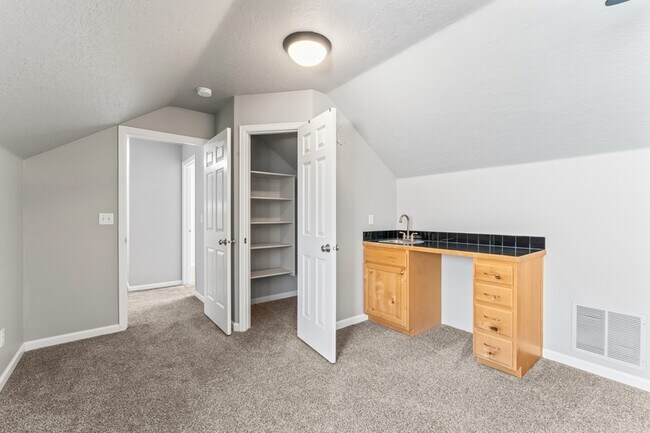 Building Photo - 552 E Whitney Ct