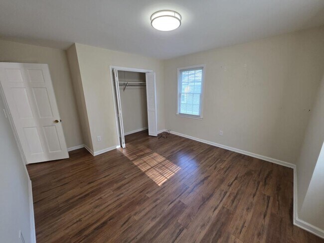 Building Photo - 212 Stratford Dr
