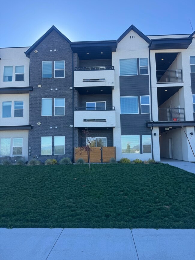 Building Photo - 3105 S 225 W