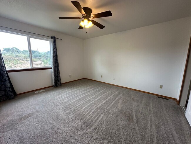 Building Photo - 3 Bed 2 Bath Home Minutes From Fort Carson...