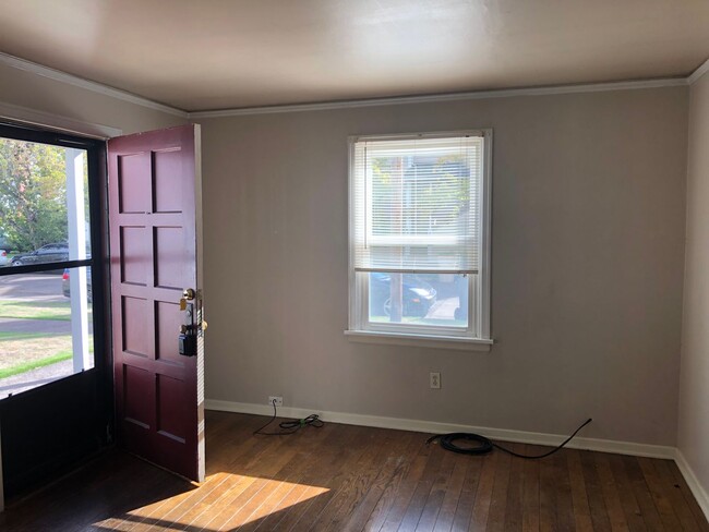 Building Photo - Charming 1-Bedroom Retreat in Vibrant Cour...