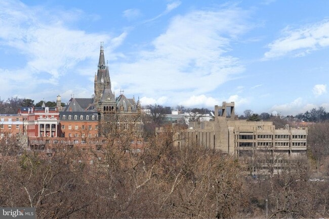 Building Photo - 1593 N Colonial Terrace