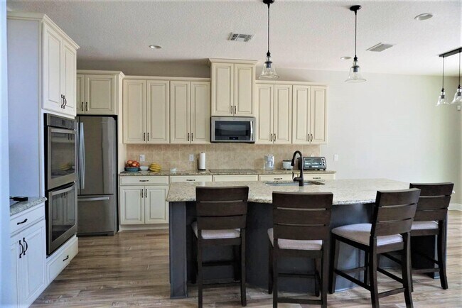 Building Photo - Orchard Hills 6 bed / 3.5 Bath - Partially Furniushed
