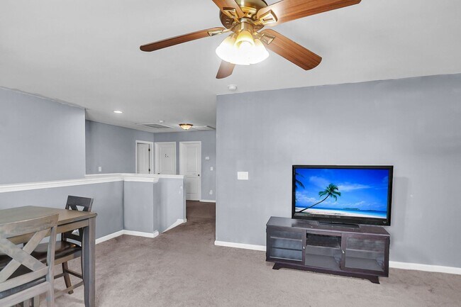 Building Photo - Beautiful & Bright 5BR Home with Large Bac...
