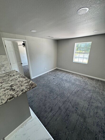 Building Photo - 514 N Ash Ave