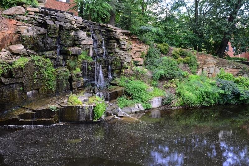 Award winning landscaping - 25116 Plantation Dr NE