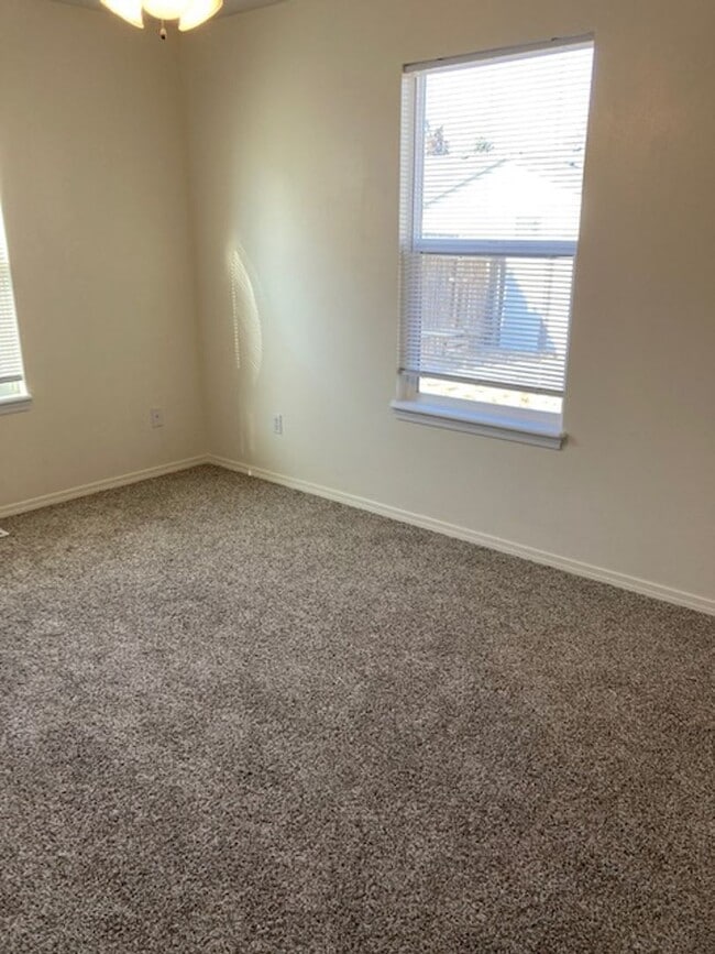 Building Photo - Great location 3 bedroom 2 bath home