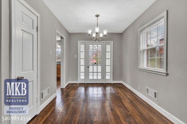 Building Photo - Beautiful 2 Bedroom, 1 Bath Duplex in SW Roanoke City