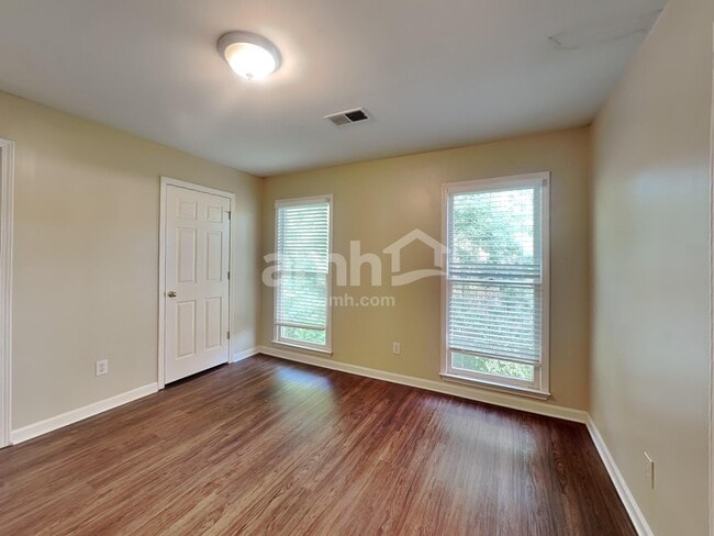 Building Photo - 1302 Hadaway Trail NE