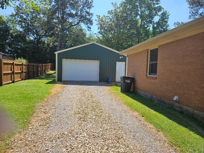 Building Photo - 504 Wren Rd
