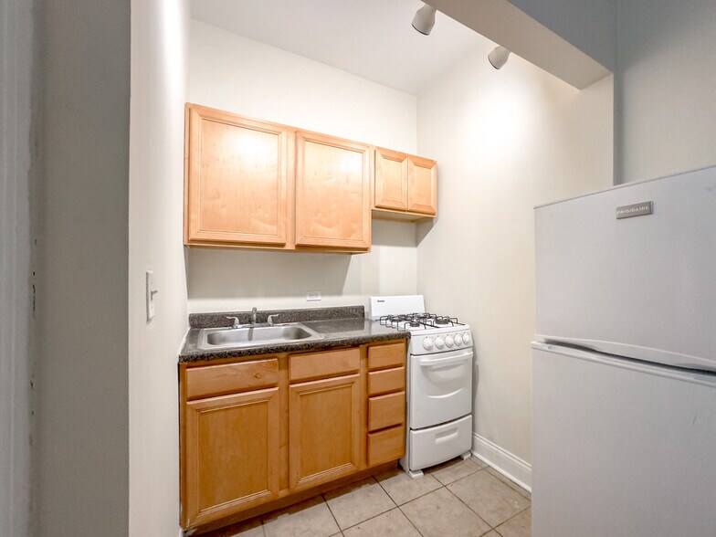 Building Photo - 4752 N Paulina St