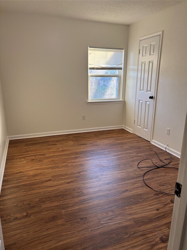 Building Photo - 4322 Woodmont Dr