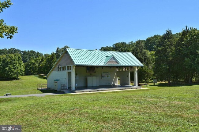 Building Photo - 300 Hilltop Ln