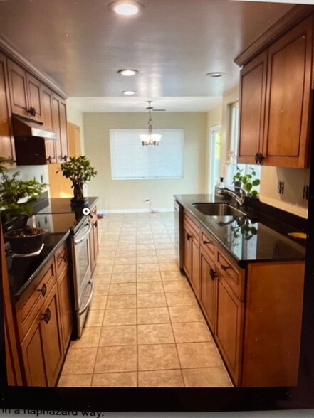 Building Photo - 1203 Putnam St