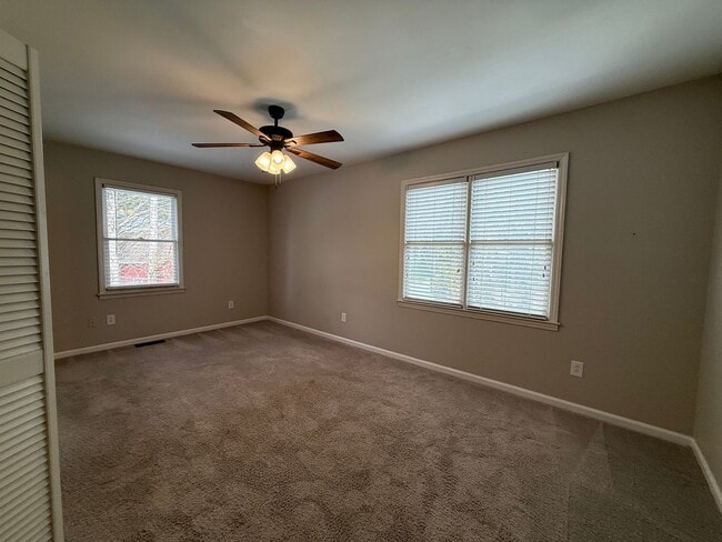 Building Photo - 3-Bedroom Townhome Just Minutes From Downtown Hickory!