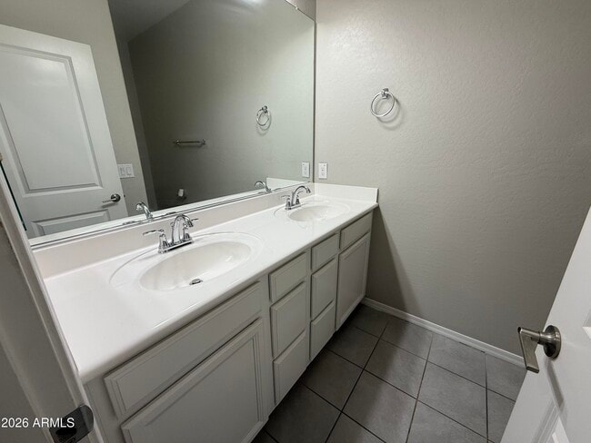 Building Photo - 2669 S Peppertree Dr