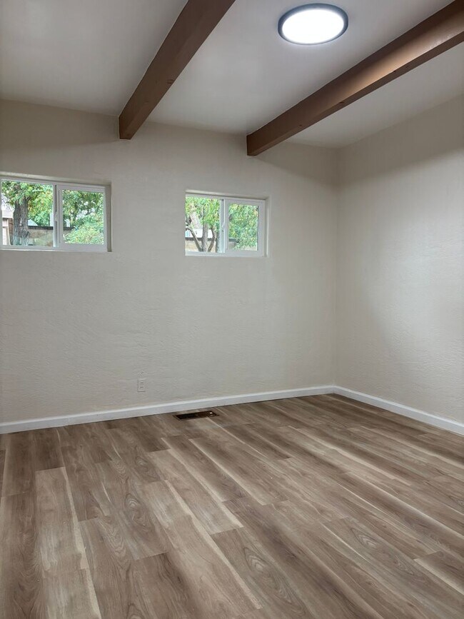 Building Photo - quiet triplex Near   UNM's  medical/law campus