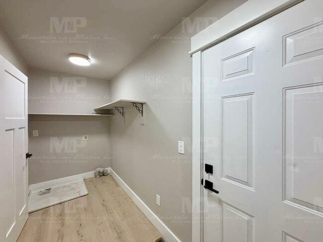 Building Photo - 724 Ponderosa Dr