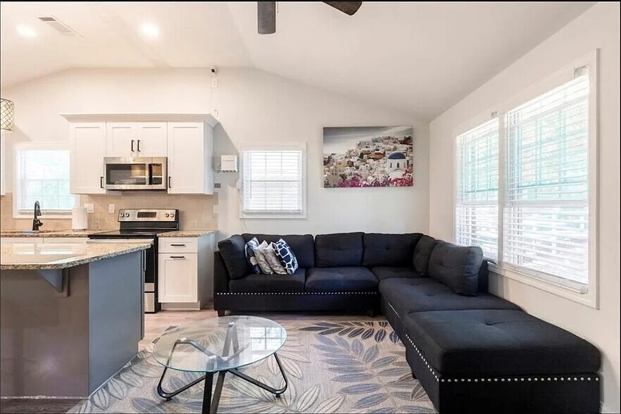 Building Photo - Room in Duplex on Cedar Ave NW