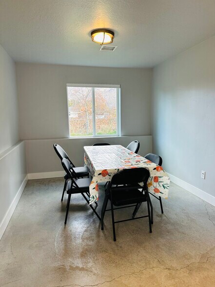 Building Photo - 583 N 400 E