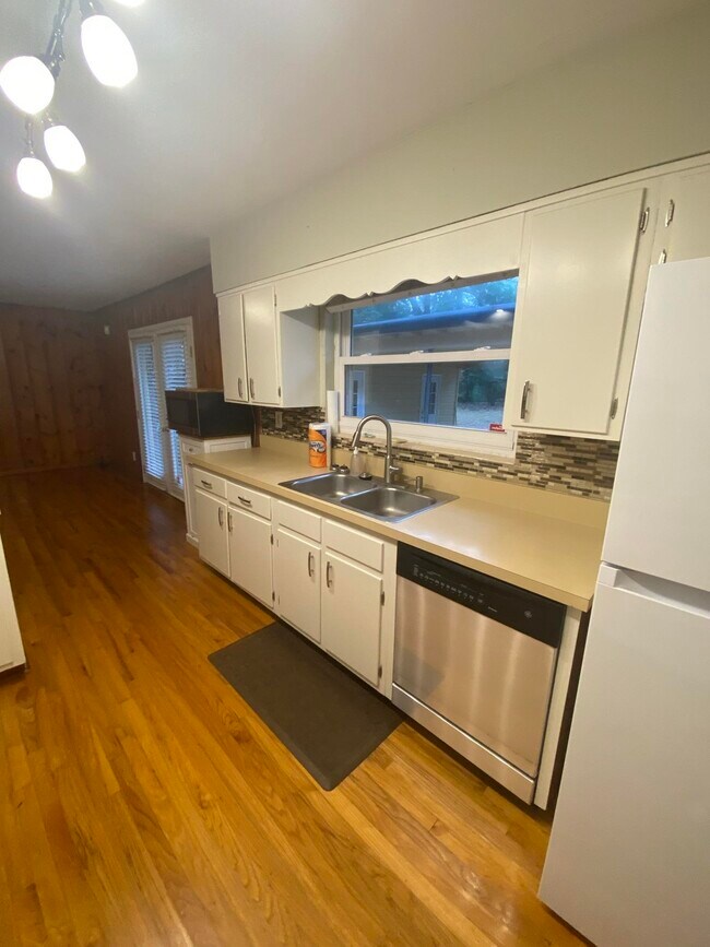 Building Photo - 1504 Sunset Ln
