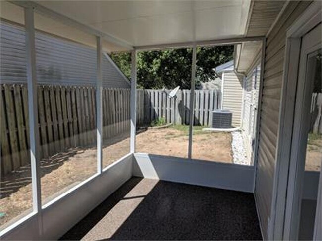 Building Photo - 3101 Lucas Ln SW