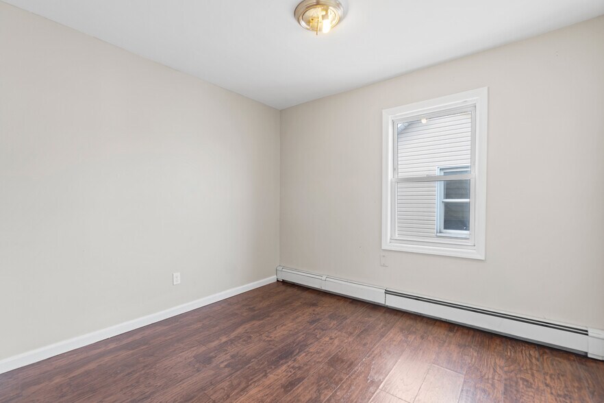 Building Photo - 170 Mapes Ave